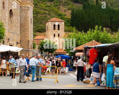 Shoppers au marché dans la ville de Potes dans les Picos de Europa Cantabria Espagne du nord Banque D'Images