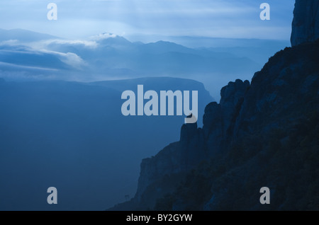 Lever tôt le matin sur le conglomérat tours rocheuses sur le dessus de la montagne de Montserrat en Catalogne, Espagne Banque D'Images