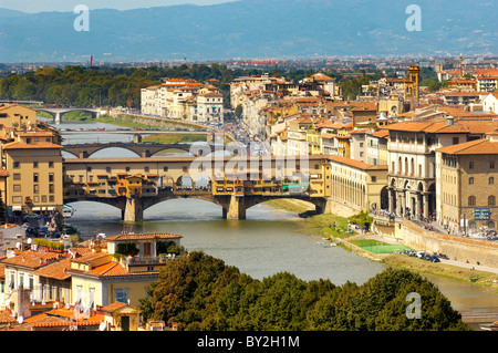 Vue panoramique sur le Ponte Vecchio - Florence Italie. Banque D'Images