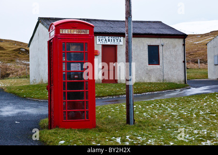 Scarista bureau de poste et téléphone rouge britannique fort sur l'île de Harris, en Écosse. Banque D'Images