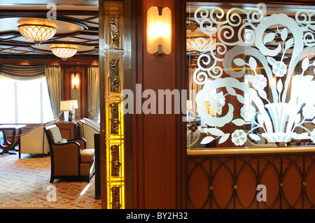 L'entrée de Cafe de la Carinthie, un salon à bord du navire le plus récent de la Cunard, Queen Elizabeth. 13 janvier 2011 Banque D'Images