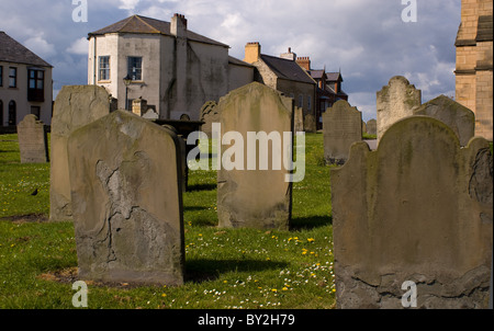 Ancienne église médiévale St Hilda Cimetière pierres tombales en pointe de Hartlepool en Angleterre Banque D'Images