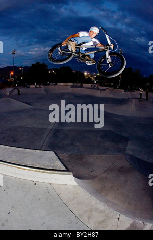 Le BMX rider sauts à un skatepark Banque D'Images