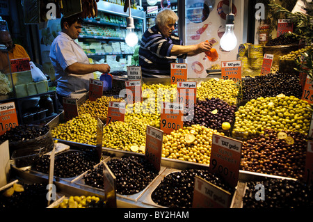 ISTANBUL, Turquie / Türkiye — une variété d'olives en vente dans un magasin juste à l'extérieur du Bazar aux épices (également connu sous le nom de Bazar égyptien) à Istanbul, Turquie. Banque D'Images