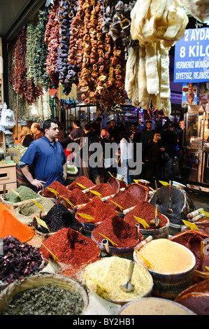 ISTANBUL, Turquie / Türkiye — assortiment d'herbes et d'épices en vente dans un magasin à côté du Bazar aux épices (également connu sous le nom de Bazar égyptien) à Istanbul, Turquie. Banque D'Images