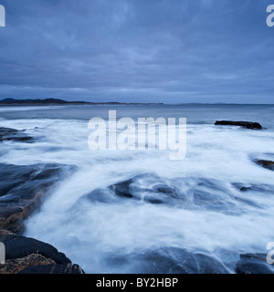 Les vagues déferlent sur la couche rocheuse, South Uist, Western Isles, Ecosse Banque D'Images