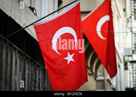 ISTANBUL, Turquie / Türkiye — deux drapeaux turcs sont affichés devant un bâtiment à Istanbul, Turquie. Le drapeau de la Turquie est connu en turc comme Ay Yıldız (étoile de lune) ou Albayrak (drapeau rouge). Banque D'Images