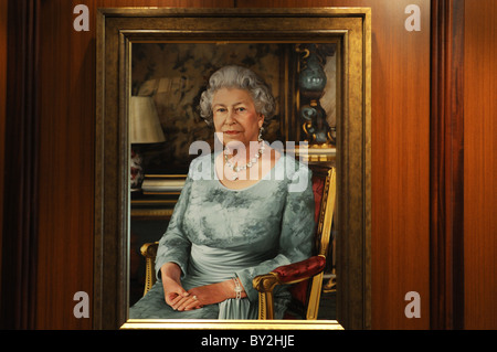 Un portrait de la reine Elizabeth II par Isobel Peachey est suspendu dans l'atrium de la Reine Elizabeth, le plus récent navire de Cunard. Banque D'Images