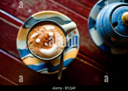 La photo en gros plan d'un espresso avec un visage souriant en mousse. Banque D'Images