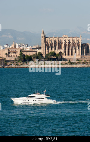 Location dans le port de Palma de Majorque et la Cathédrale Banque D'Images