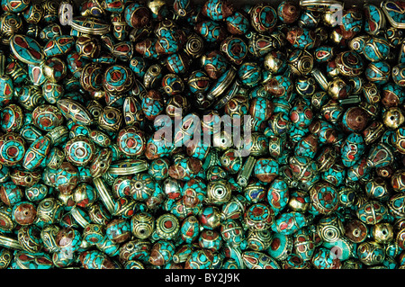 ISTANBUL, Turquie — bijoux à vendre dans l'un des nombreux petits magasins du Grand Bazar historique d'Istanbul le Grand Bazar, l'un des plus grands et des plus anciens marchés couverts du monde, est un centre animé de commerce et de culture à Istanbul. Doté d'un labyrinthe de plus de 4 000 boutiques, il offre une gamme dynamique de produits, des épices et bijoux aux textiles et céramiques. L'architecture historique et l'atmosphère animée du Grand Bazar attirent des millions de visiteurs chaque année. Banque D'Images