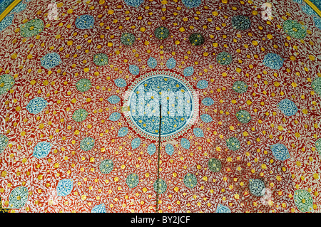 ISTANBUL, Turquie / Türkiye — plafond en forme de dôme dans le harem du palais de Topkapi, le palais ottoman dans le quartier Sultanahmet d'Istanbul. Banque D'Images