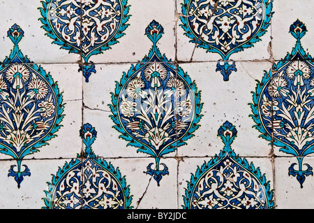 ISTANBUL, Turquie / Türkiye — tuiles de céramique richement décorées dans le harem du palais de Topkapi, le palais ottoman du quartier Sultanahmet d'Istanbul. Banque D'Images