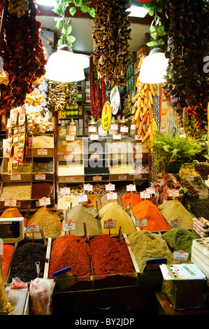 ISTANBUL, Turquie — épices et herbes exposées dans le bazar aux épices (également connu sous le nom de bazar de l'Égypte) à Istanbul, Turquie. Établi au 17th siècle, ce marché animé reste un élément essentiel de la culture commerciale et gastronomique d'Istanbul, avec ses arômes riches et ses couleurs vives captivant tant les habitants que les touristes. Banque D'Images