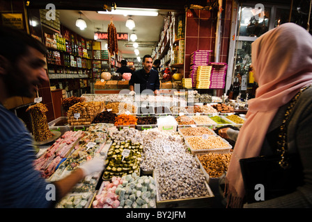 ISTANBUL, Turquie / Türkiye — Un client achète du délice turc (Lokum) et d’autres bonbons auprès de marchands dans un magasin de confiseries du Bazar aux épices (également connu sous le nom de Bazar égyptien) à Istanbul, en Turquie. Banque D'Images