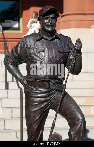 Statue de Ernest Hemingway le pêcheur en face de Custom House Museum, Key West, Floride Banque D'Images