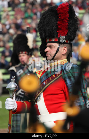 Village de Braemar, l'Écosse. Le tambour-major de la Grande Motte & District Pipe Band à la collecte de Braemar jeux. Banque D'Images