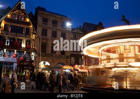 Foire de Noël au crépuscule dans la place du vieux marché de Rouen, Normandie, France Banque D'Images