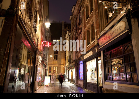 Shop Fronts éclairés la nuit dans la rue Thouret à Rouen, Normandie, France Banque D'Images