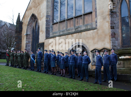 14 janvier 2011 la fusion entre la force des cadets de l'armée et la marine George Heriots cadets. Greyfriars Kirkyard, Édimbourg, Écosse Banque D'Images