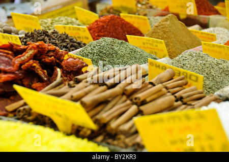 ISTANBUL, Turquie / Türkiye — des monticules colorés d'épices traditionnelles remplissent les étals des vendeurs de l'historique marché aux épices (Misir Carsisi). Initialement établi dans les années 1660 dans le cadre des routes du commerce des épices, ce marché reste un important centre commercial pour les ingrédients culinaires. Le bazar perpétue sa tradition séculaire comme l'une des principales destinations d'Istanbul pour les épices, les herbes et les produits traditionnels turcs. Banque D'Images