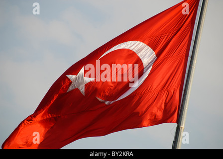 ISTANBUL, Turquie / Türkiye — le drapeau de la Turquie, connu en turc comme Ay Yıldız (étoile de lune.) Ou Albayrak (drapeau rouge). Banque D'Images