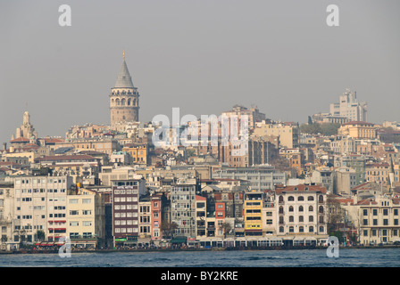 Tour de Galata Skyline Istanbul Turquie // ISTANBUL, Turquie — la Tour de Galata (également connue sous le nom de Galata Kulesi) s'élève au-dessus du quartier de Galata vu de l'autre côté de la Corne d'Or. La tour médiévale en pierre, construite à l'origine par les Génois en 1348, atteint 67 mètres (220 pieds) de hauteur et a servi de tour de guet pour l'ancienne colonie génoise de Galata. La structure cylindrique est l'un des monuments les plus reconnaissables d'Istanbul, offrant une vue panoramique sur la ville et le Bosphore. La Corne d'Or, un port naturel qui divise le côté européen d'Istanbul, a été une voie navigable cruciale pour le m de la ville Banque D'Images