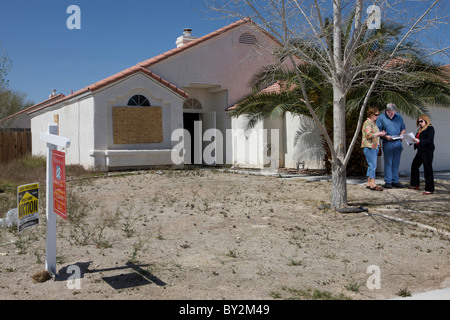 Las Vegas un vrai agent immobilier maisons montre à un couple de Westenrville, New York qui prévoient prendre leur retraite à Las Vegas d'ici f Banque D'Images