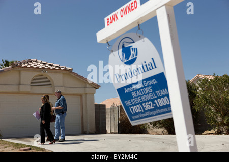 Las Vegas un vrai agent immobilier maisons montre à un couple de Westenrville, New York qui prévoient prendre leur retraite à Las Vegas d'ici f Banque D'Images