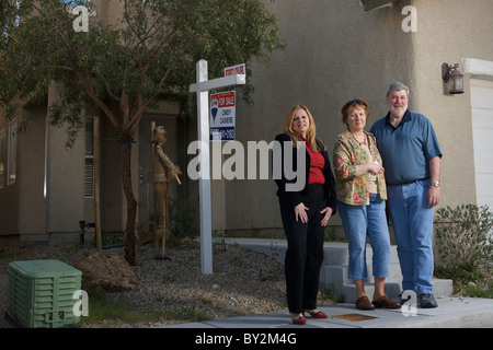 Las Vegas un vrai agent immobilier maisons montre à un couple de Westenrville, New York qui prévoient prendre leur retraite à Las Vegas d'ici f Banque D'Images