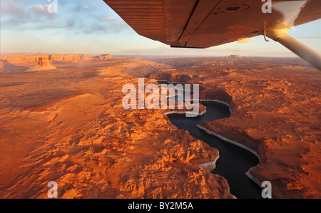 Magnifique lac Powell et l'Antilope canyon sur un coucher de soleil photographié depuis l'avion. Banque D'Images