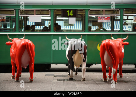 Les vaches Suisses utilisé comme décoration, Bâle, Suisse Banque D'Images