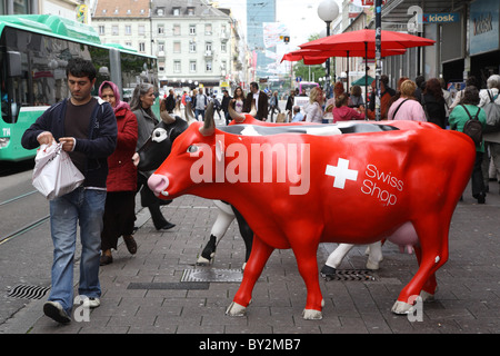 Les vaches Suisses utilisé comme décoration, Bâle, Suisse Banque D'Images