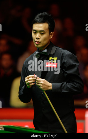 Masters Snooker 2011- Marco Fu en action contre Peter Ebdon Banque D'Images