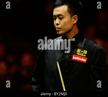 Masters Snooker 2011- Marco Fu en action contre Peter Ebdon Banque D'Images