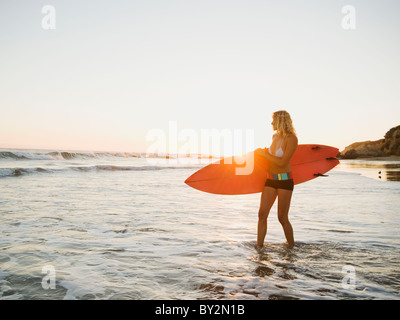 Portrait of woman with surfboard Banque D'Images