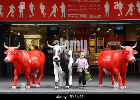 Les vaches Suisses utilisé comme décoration, Bâle, Suisse Banque D'Images