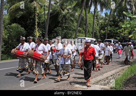 Procession religieuse hindoue sur la route principale près de Amed, Bali, Indonésie Banque D'Images