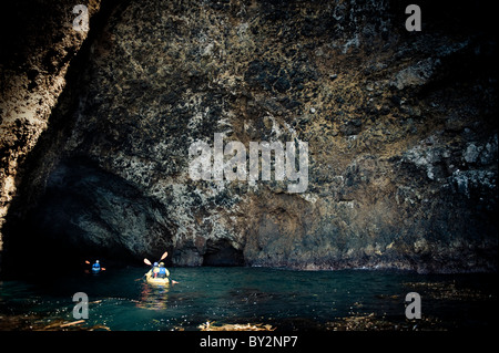 L'exploration de grottes en kayak de mer sur l'île de Santa Cruz dans les îles de la Manche au large de Santa Barbara, CA. Banque D'Images