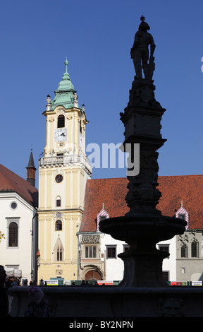 Roland fontaine et l'hôtel de ville dans la vieille ville, Bratislava, Slovaquie Banque D'Images