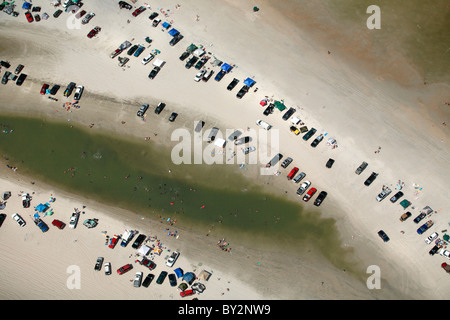 Les voitures et les camions stationnés sur les sables de Carolina Beach, NC Banque D'Images