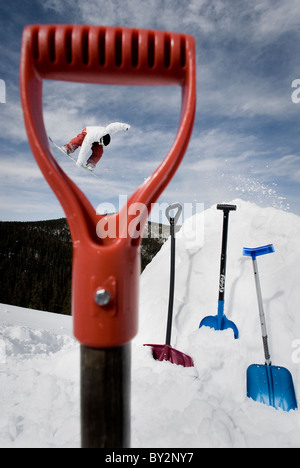 Snowboarder professionnel Colin Spencer le lancement d'un saut, tout en étant encadré par une poignée de la pelle à Breckenridge, couleur Banque D'Images