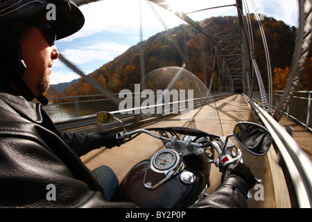 Shot POV de tour de moto en automne Banque D'Images