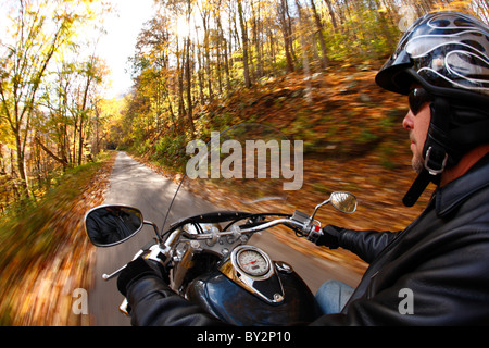 Shot POV de tour de moto en automne Banque D'Images