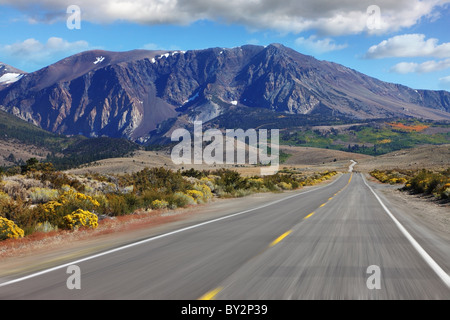 Nous allons à grande vitesse par une steppe pittoresque des montagnes. Dans les montagnes ici et il y a de la neige Banque D'Images