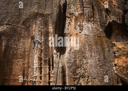 L'escalade à Hatun Machay, Pérou. Banque D'Images