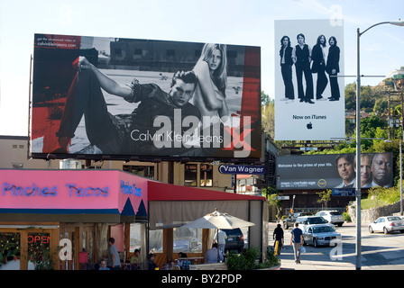 Les panneaux d'affichage sur le Sunset Strip, y compris les Beatles pour MAC i tunes à Los Angeles, Californie Banque D'Images