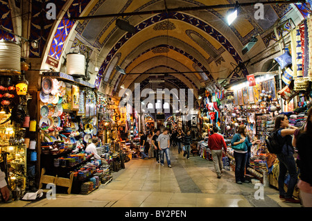 ISTANBUL, Turquie / Türkiye — ISTANBUL, Turquie — L'une des rues centrales les plus larges du centre du Grand Bazar historique d'Istanbul. Lorsque vous vous éloignez du centre vers les bords extérieurs du bazar, les rues deviennent plus étroites et moins touristiques. Le Grand Bazar, l'un des plus grands et des plus anciens marchés couverts du monde, est un centre animé de commerce et de culture à Istanbul. Doté d'un labyrinthe de plus de 4 000 boutiques, il offre une gamme dynamique de produits, des épices et bijoux aux textiles et céramiques. L'architecture historique et l'atmosphère animée du Grand Bazar attirent des millions de visiteurs Banque D'Images