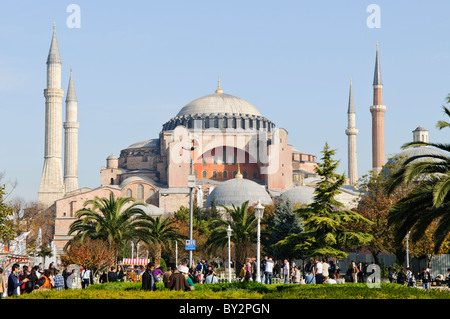 ISTANBUL, Turquie — la basilique Sainte-Sophie vue depuis le parc du Sultan Ahmet, montrant ses dômes, minarets et contreforts distinctifs contre la ligne d'horizon d'Istanbul. L'extérieur du bâtiment reflète à la fois ses origines byzantines et ses ajouts ottomans, avec le dôme central flanqué de quatre minarets ajoutés après sa conversion en mosquée en 1453. Banque D'Images