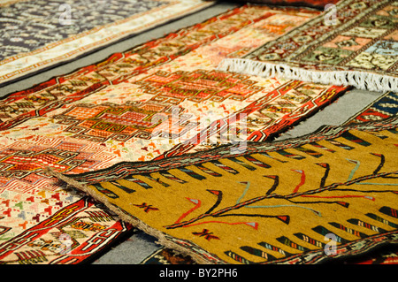 ISTANBUL, Turquie / Türkiye — Un mélange de motifs de tapis turcs exposés dans un magasin du bazar Arastar, un petit bazar à côté du Sultanahment Camii (Mosquée bleue) à Istanbul, en Turquie. Banque D'Images